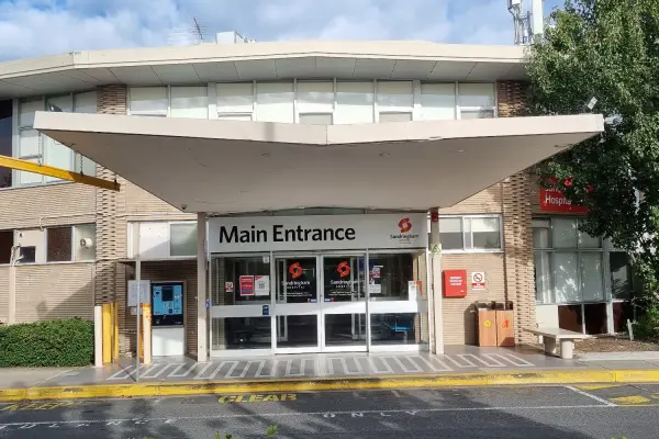 Sandringham_Hospital_Main_Entrance.jpg